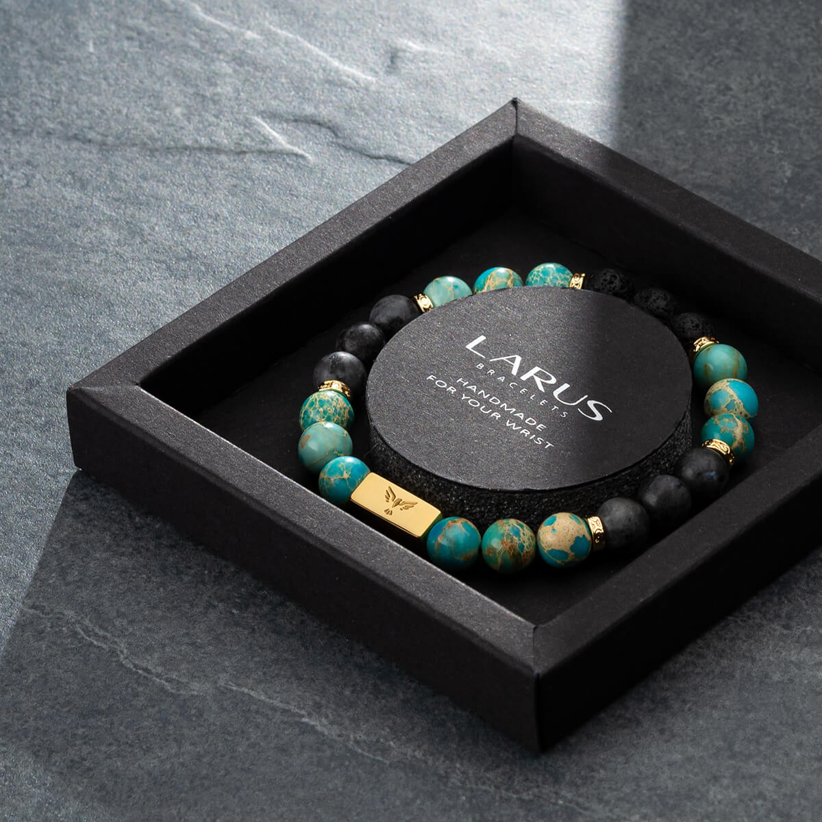 larus-beaded-bracelet-men-bracelet-blue-lagoon-gold-imperial-jasper-larvikite-lava-stone-ferfi-gyongy-karkoto-csaszar-jaspis-larvikit-lavako-karkoto-arany-diszekkel-sl07 #szín_arany